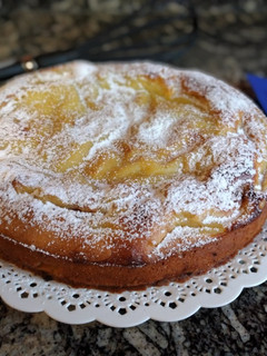 Una foto de Bizcochuelo deManzana y crema pastelera😍