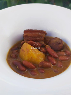 Una foto de Alubias moradas con chorizo y panceta