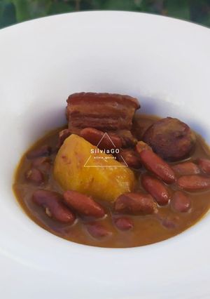 Una foto de Alubias moradas con chorizo y panceta