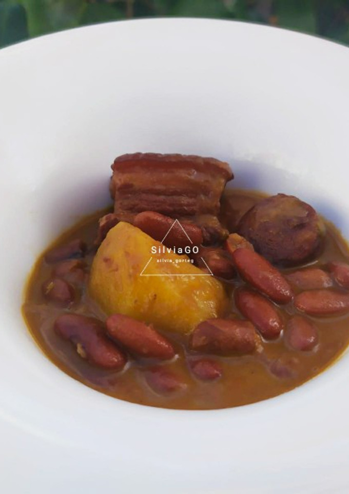 Una foto de Alubias moradas con chorizo y panceta