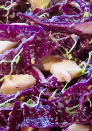 Une photo de Salade de chou rouge et pommes à la sauce au tahin