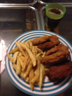 Una foto de Pollo crocante con papas fritas