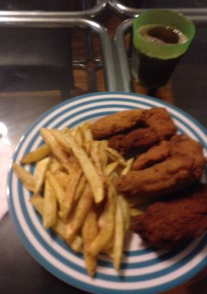 Una foto de Pollo crocante con papas fritas