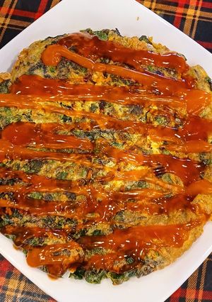 Hình của món Lá mơ và lá ngải cứu chiên trứng.