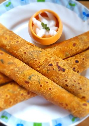 गाजर पराठा (gajar paratha recipe in marathi) रेसिपी चे मुख्य फोटो 