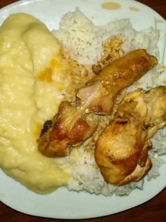 Una foto de Pollo salajo con puré de papas
