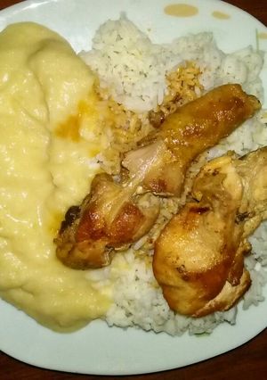 Una foto de Pollo salajo con puré de papas