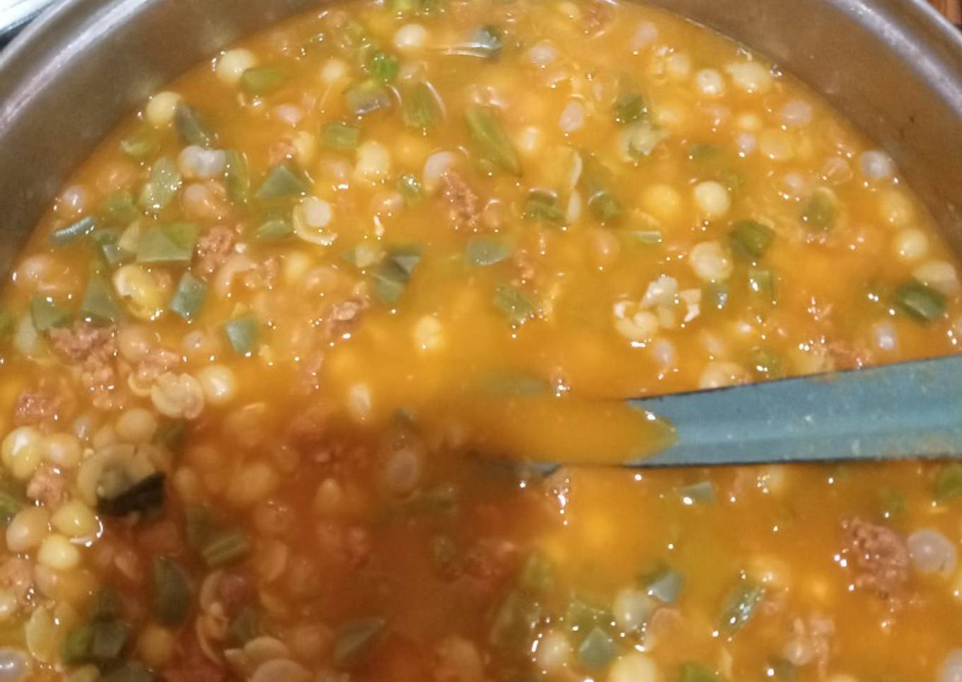 Alverjones con nopales y longaniza