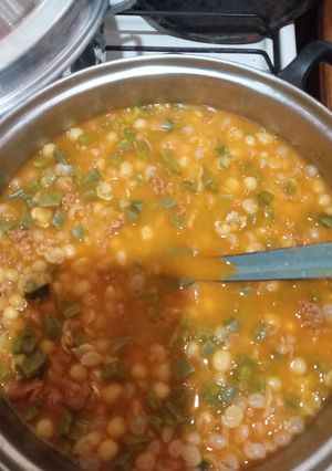 Una foto de Alverjones con nopales y longaniza