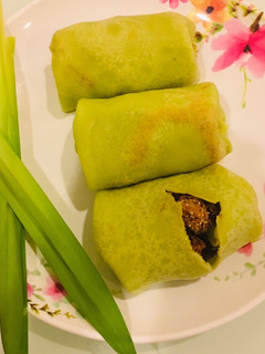 A picture of Kueh Dadar(Malaysian Stuffed Pancake).