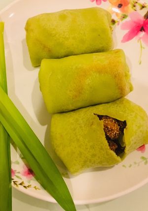 A picture of Kueh Dadar(Malaysian Stuffed Pancake).