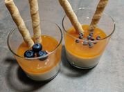 Una foto de postre de albaricoques y nata