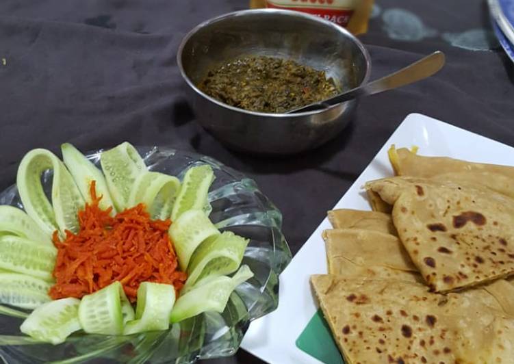 Aloo paratha with palak and achar