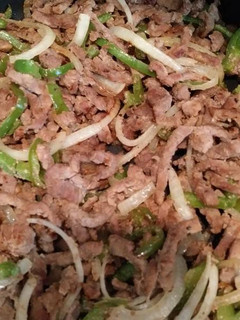 Una foto de Bisteck con pimiento y cebolla