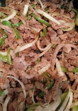Una foto de Bisteck con pimiento y cebolla