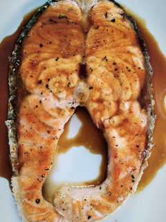 Una foto de Salmón con salsa de naranja