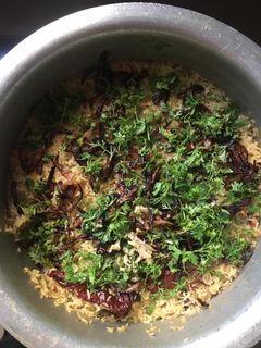आचारी चिकन बिर्याणी(aachari chicken biryani recipe in marathi) रेसिपी चे मुख्य फोटो 