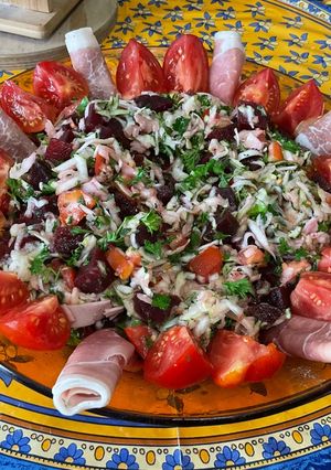 Une photo de Salade de tomates, betteraves rouges, courgette et persil aux deux jambons