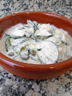 Una foto de Ensalada de pepino con salsa de yogur y eneldo