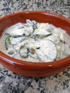 Una foto de Ensalada de pepino con salsa de yogur y eneldo