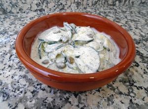 Foto principal de Ensalada de pepino con salsa de yogur y eneldo