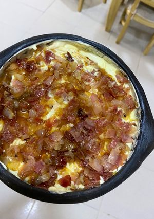 Una foto de Dip de cebolla y tocineta caramelizada