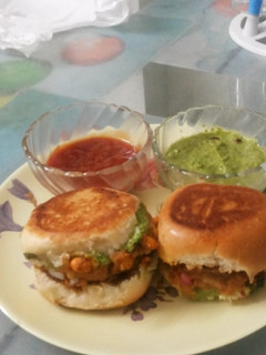 દાબેલી (Dabeli Recipe In Gujarati) રેસીપી મુખ્ય ફોટો