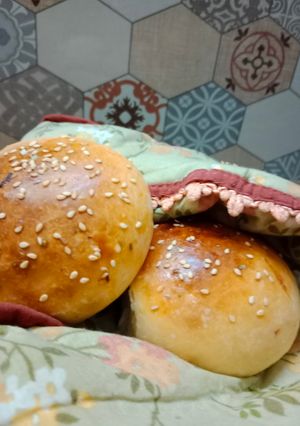 A picture of Stuffed chicken buns.