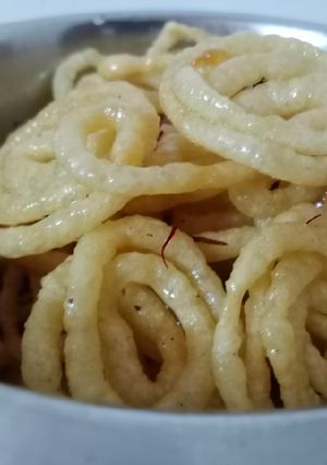 इन्स्टंट जिलेबी फक्त तीन सामग्री (instant jalebi recipe in marathi) रेसिपी चे मुख्य फोटो