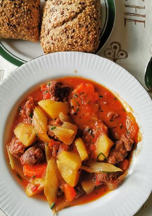 Hình của món Bò hầm rau củ ăn kèm bánh mì.