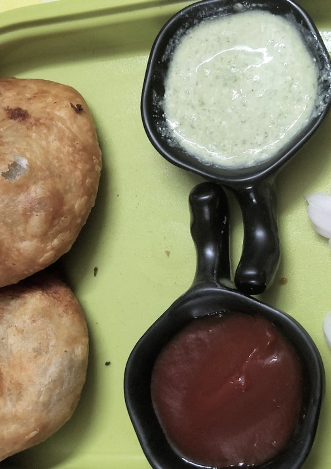 इंदोरी कचोरी (kachori recipe in marathi) रेसिपी चे मुख्य फोटो 