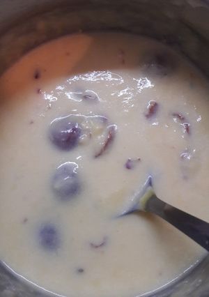 A picture of Custard with gulab jamun.
