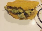 Una foto de arepas pollo