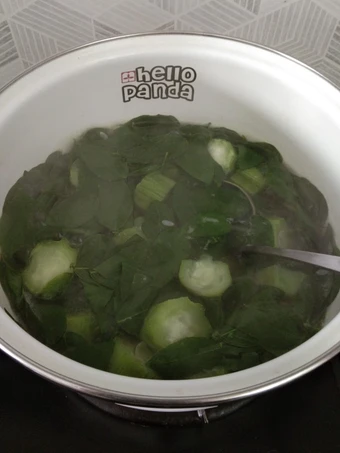 Cara Sederhana Menyiapkan Resep  Sayur bening daun katuk yang Lezat, Bikin Ketagihan