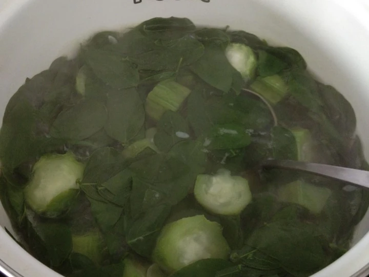Cara Sederhana Menyiapkan Resep  Sayur bening daun katuk yang Lezat, Bikin Ketagihan