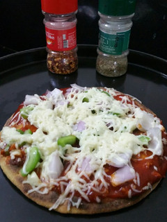 થીન ક્રસ્ટ પીઝા(thin crust pizza recipe in Gujarati) રેસીપી મુખ્ય ફોટો