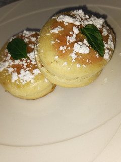 Una foto de Scones de naranja con mermelada de uva