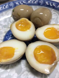 Hình của món Trứng lòng đào ngâm tương.