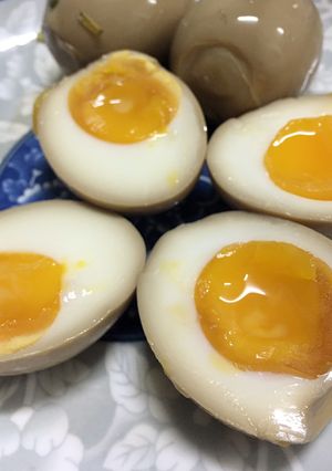 Hình của món Trứng lòng đào ngâm tương.