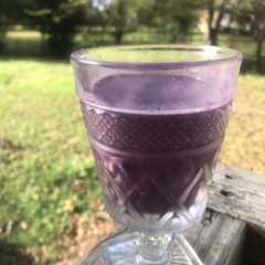 A picture of Smoothie de fresas y blueberries.