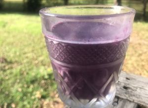 Una foto de Smoothie de fresas y blueberries