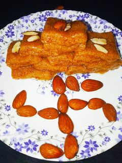 सूजी की बर्फी (Suji ki barfi recipe Hindi) रेसिपी मुख्य फोटो