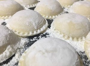 Una foto de Sorrentinos de ricota, jamón, muzzarella y queso pategras