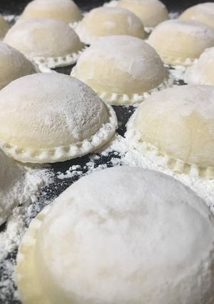 Una foto de Sorrentinos de ricota, jamón, muzzarella y queso pategras
