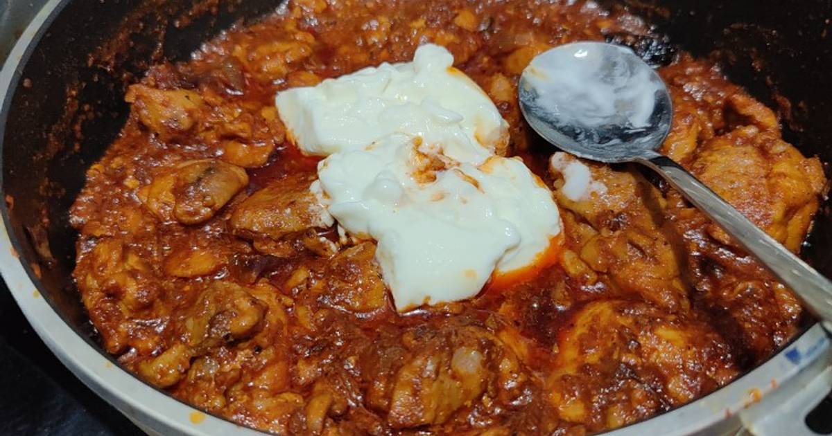 Chicken Pörkölt (Hungarian paprika stew) Recipe by 蛟龍Stormwyrm Cookpad