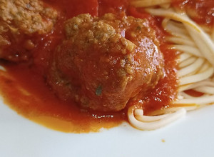 Una foto de Fideos con tuco y albóndigas 😋