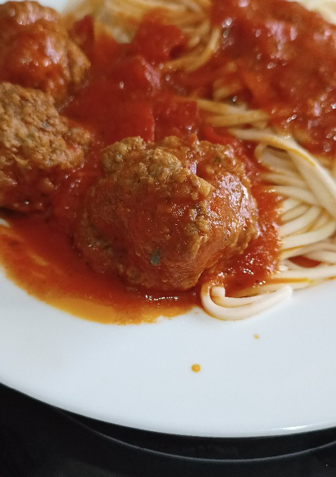Una foto de Fideos con tuco y albóndigas 😋