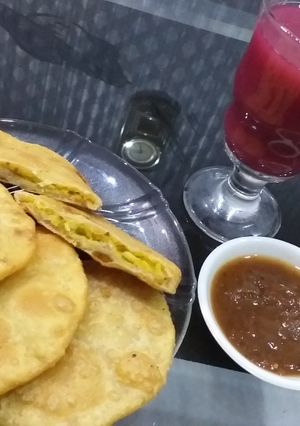 A picture of Aloo kachori.