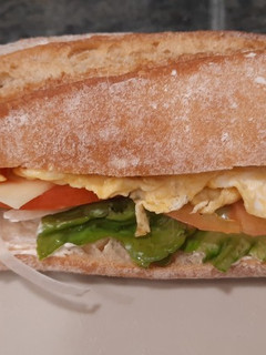 Una foto de Bocadillo de tortilla francesa a mi manera