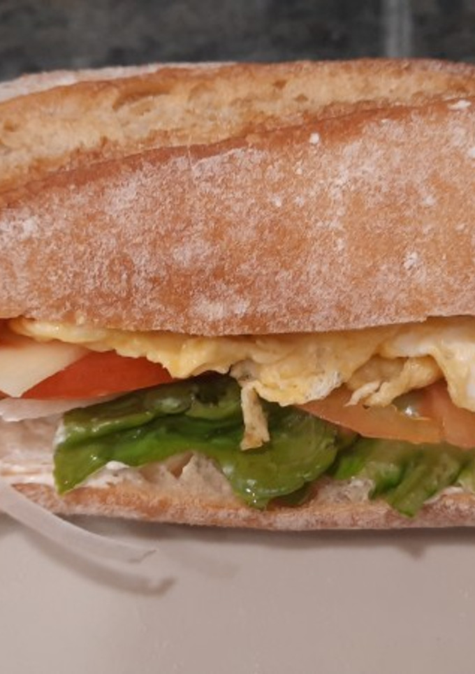 Una foto de Bocadillo de tortilla francesa a mi manera